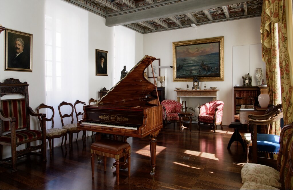 Sala del Museo Ruggero Leoncavallo con il pianoforte Érard del 1841