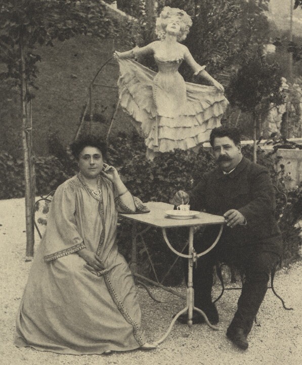Ruggero Leoncavallo con la moglie nel giardino della villa, 1912