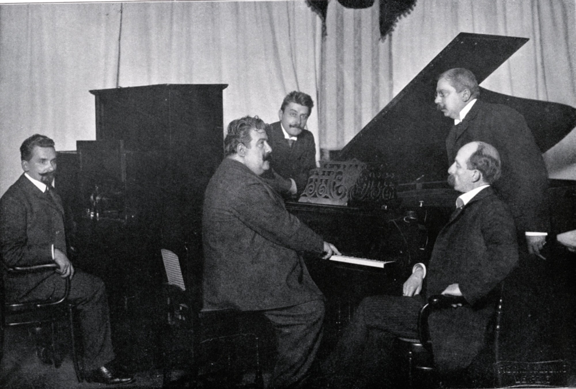 Ruggero Leoncavallo durante una sessione di registrazione, 1905