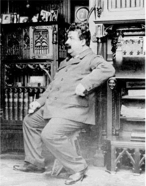 Ruggero Leoncavallo seduto nel suo studio