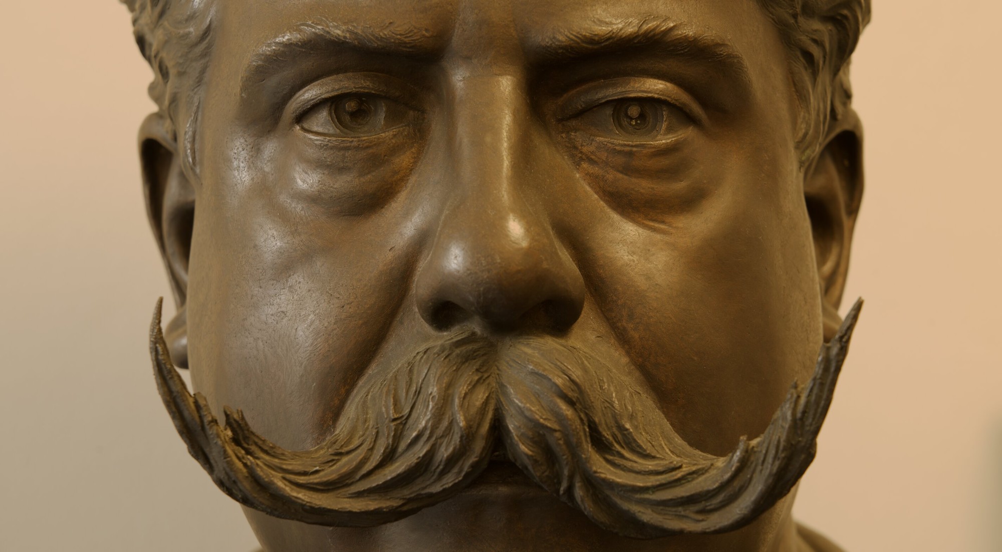Busto di Ruggero Leoncavallo, dettaglio